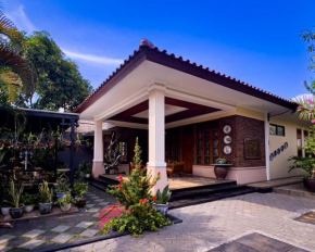 Ndalem Bu Fit Villa